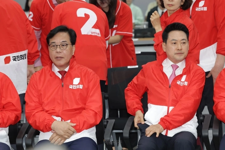 장동혁(오른쪽) 국민의힘 상임선거대책위원장과 송언석 공동선대위원장이 3일 여의도 국민의힘 당사에 마련된 개표상황실에 착석해 있다.  국회사진기자단