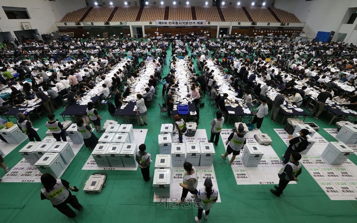 6·3지방선거일인 3일 서울 관악구 서울대학교 체육관에 마련된 개표소에서 개표 작업이 진행되고 있다.  홍윤기 기자