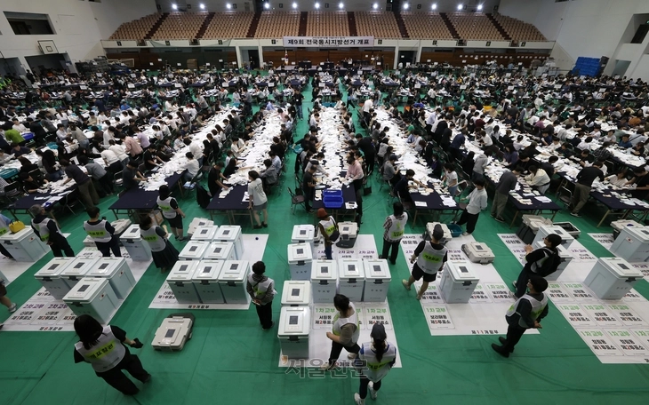 6·3지방선거일인 3일 서울 관악구 서울대학교 체육관에 마련된 개표소에서 개표 작업이 진행되고 있다.  홍윤기 기자