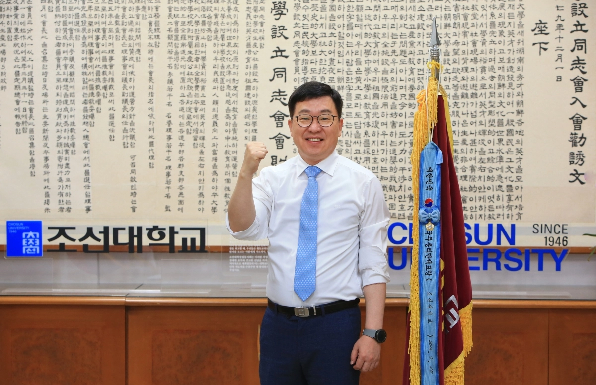 김춘성 조선대 총장이 1946년 12월 작성된 ‘조선대학 설립동지회 입회권유문’ 앞에 서 있다.  조선대 제공