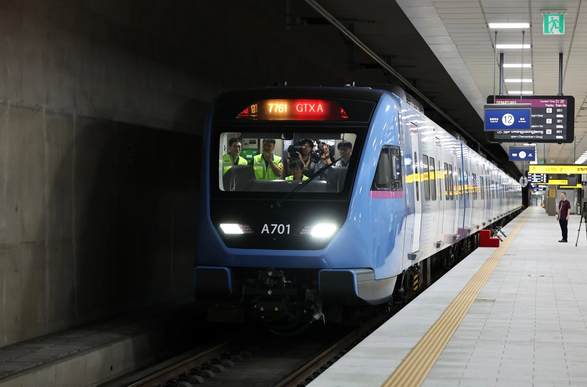 2023년 9월 21일 SRT 수서역을 출발해 동탄역으로 향하는 GTX-A 시운전 철도차량. 안전성 확보를 위해 시운전과 종합시설 점검 등을 거쳐 6개월 뒤인 2024년 3월 30일 정식 개통됐다. 서울신문 DB