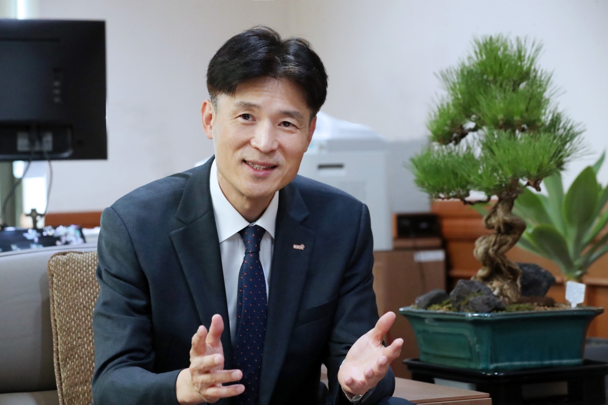 민경욱 한국거래소 코스닥시장본부장이 2일 여의도 한국거래소 서울사옥 집무실에서 가진 인터뷰에서 코스닥시장 활성화 방안에 대해 설명하고 있다. 한국거래소 제공