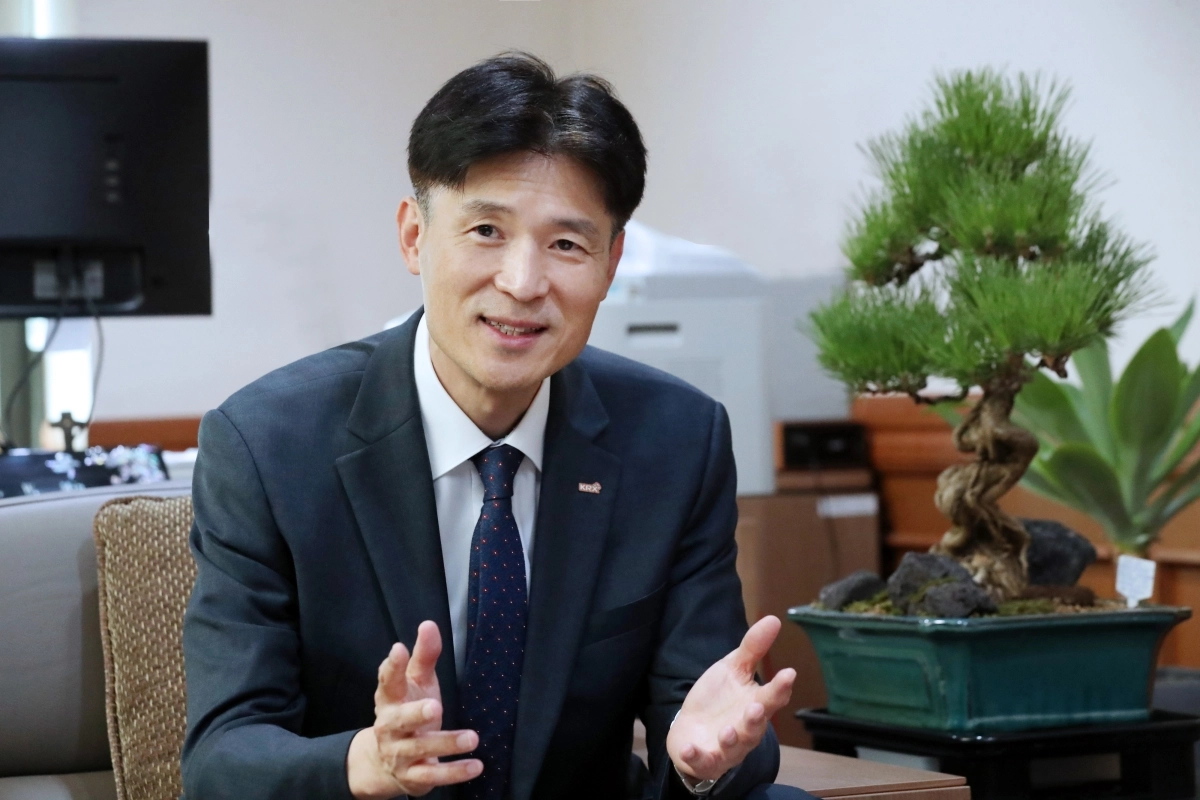 민경욱 한국거래소 코스닥시장본부장이 2일 여의도 한국거래소 서울사옥 집무실에서 가진 인터뷰에서 코스닥시장 활성화 방안에 대해 설명하고 있다. 한국거래소 제공