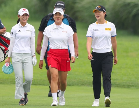 지난해 한국여자프로골프(KLPGA)투어 제주 삼다수 마스터스 1라운드에서 ‘메인 방송조’에 편성돼 함께 경기한 황유민(왼쪽부터), 윤이나, 방신실이 코스를 걷고 있다. 셋은 KLPGA투어 장타 1~3위였다.  KLPGA 제공