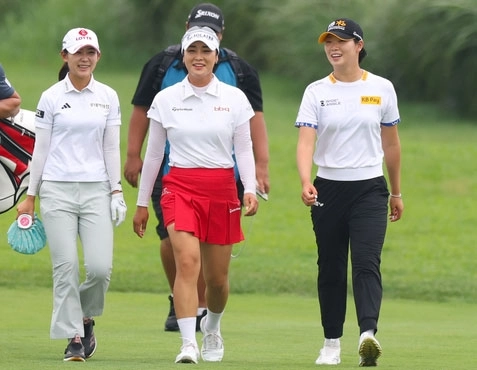 지난해 한국여자프로골프(KLPGA)투어 제주 삼다수 마스터스 1라운드에서 ‘메인 방송조’에 편성돼 함께 경기한 황유민(왼쪽부터), 윤이나, 방신실이 코스를 걷고 있다. 셋은 KLPGA투어 장타 1~3위였다.  KLPGA 제공