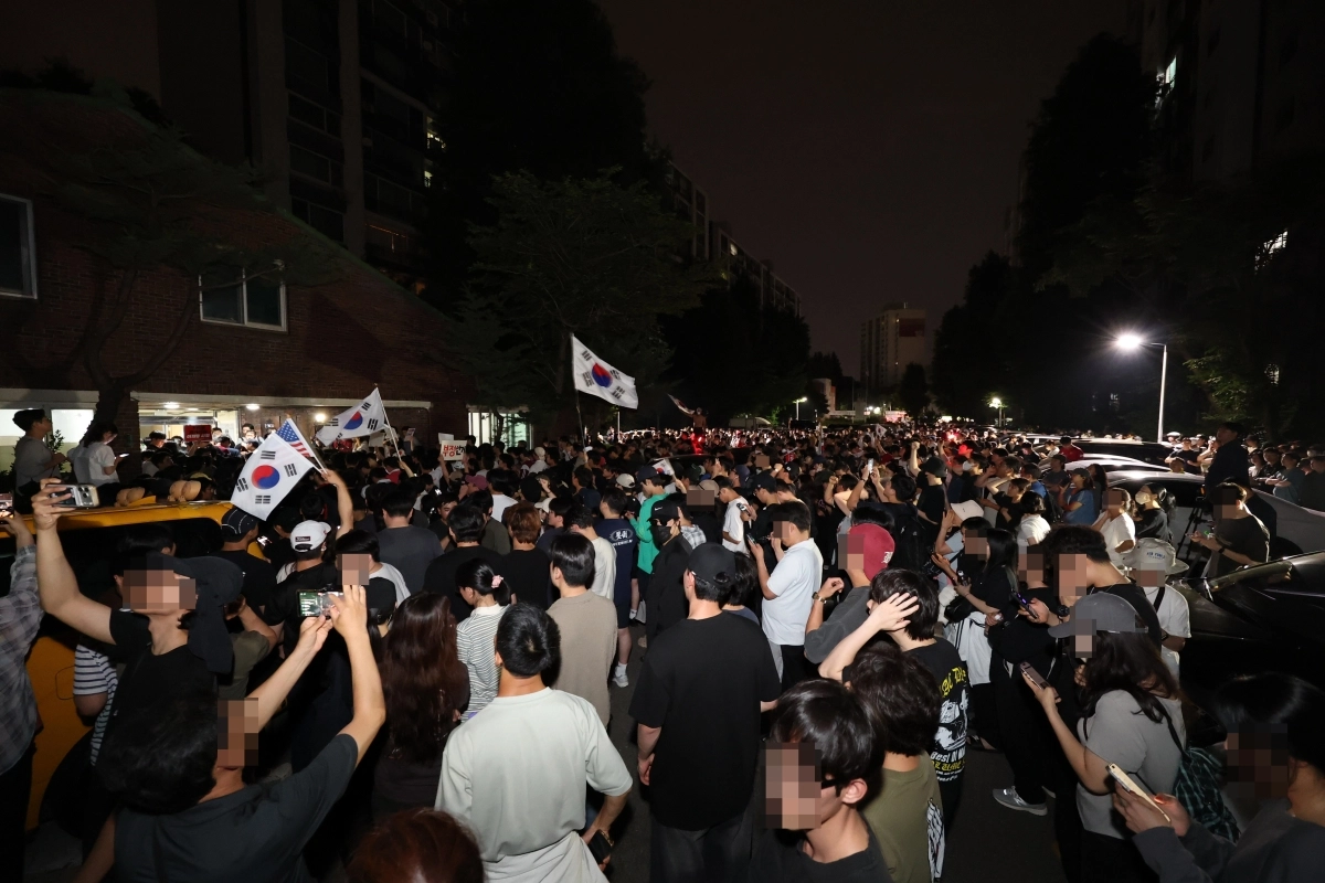 잠실 투표소 앞 항의 주민들