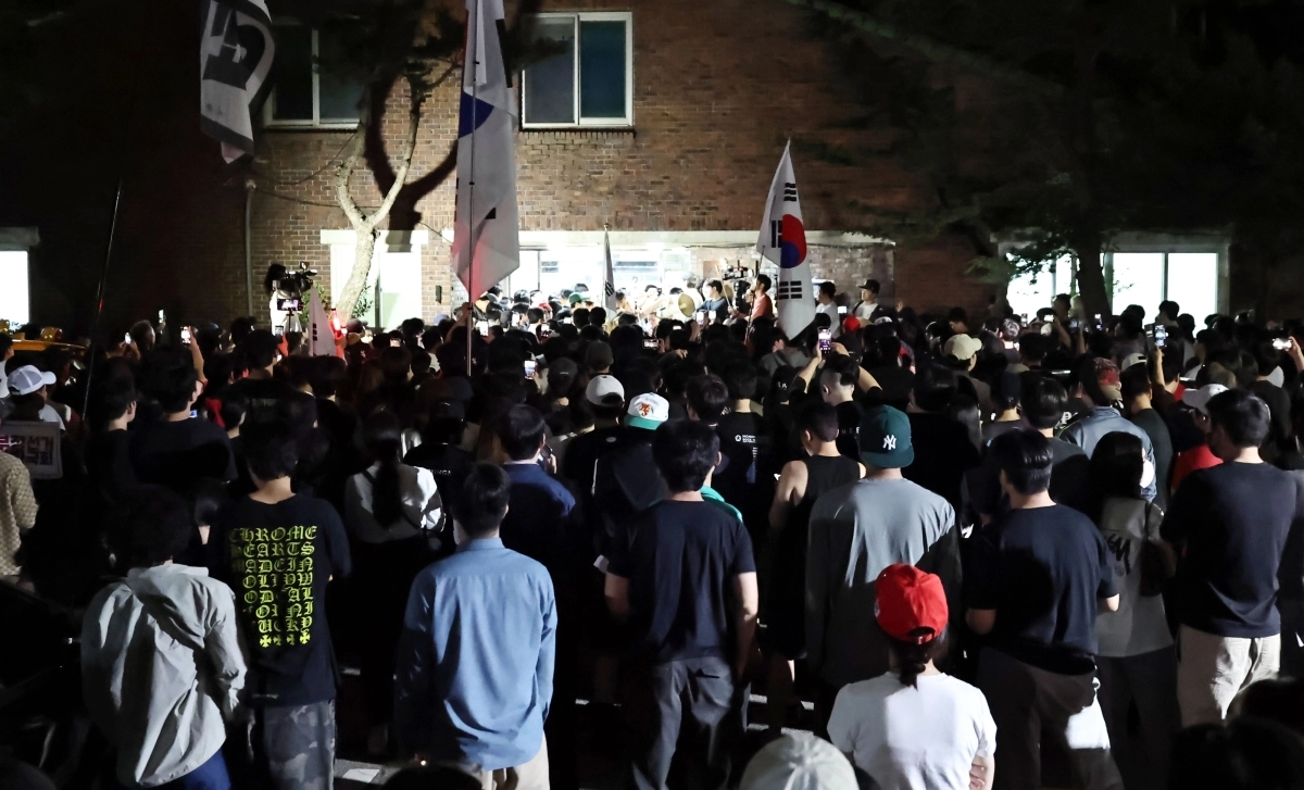 4일 제9회 전국동시지방선거 및 국회의원 재·보궐선거 투표용지 부족으로 투표 시간이 오후 10시까지 연장됐던 서울 송파구 잠실7동 제2투표소 앞에서 시민들이 항의하며 구호를 외치고 있다. 2026.6.4. 연합뉴스
