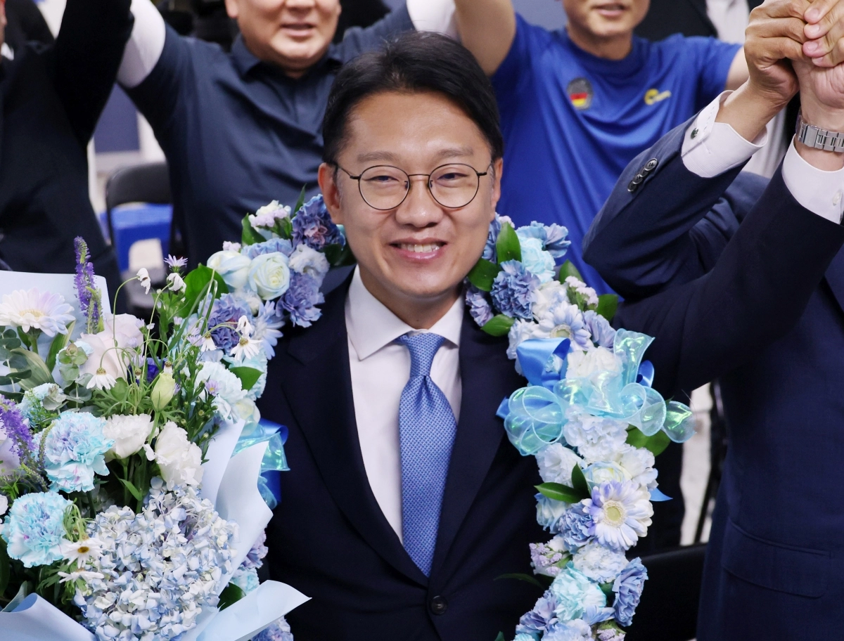 6·3 지방선거와 함께 치러진 인천 계양을 국회의원 보궐선거에 출마한 더불어민주당 김남준 후보가 4일 인천시 계양구 선거사무소에서 당선 확실에 따른 축하를 받고 있다. 2026.6.4. 연합뉴스
