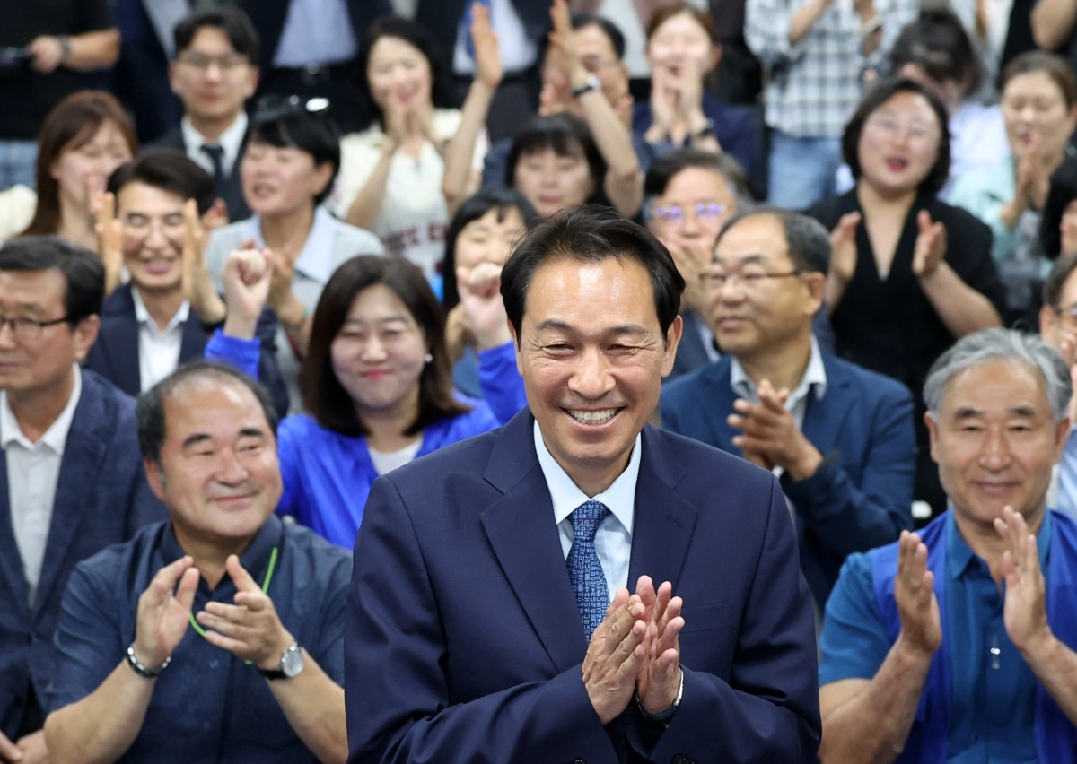 더불어민주당 우상호 강원특별자치도지사 후보가 4일 춘천시 더불어민주당 강원도당에서 당선이 확실시된 뒤 밝게 웃고 있다. 2026.6.4. 연합뉴스