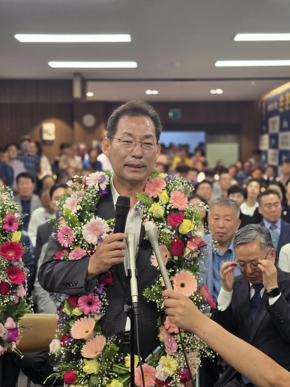 손훈모 순천시장 당선인이 방송 인터뷰를 하고 있다.