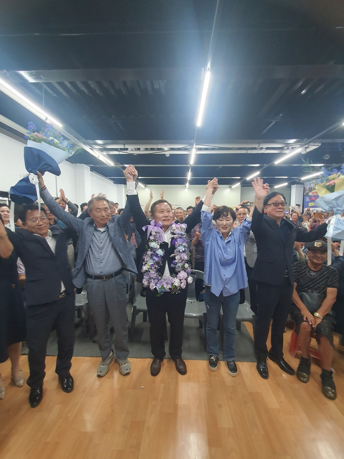 이번 6·3 지방선거에서 전남 신안군수로 당선된 김태성 조국혁신당 당선인이 지지자들과 환호하고 있다. (김태성 선거사무소 제공)