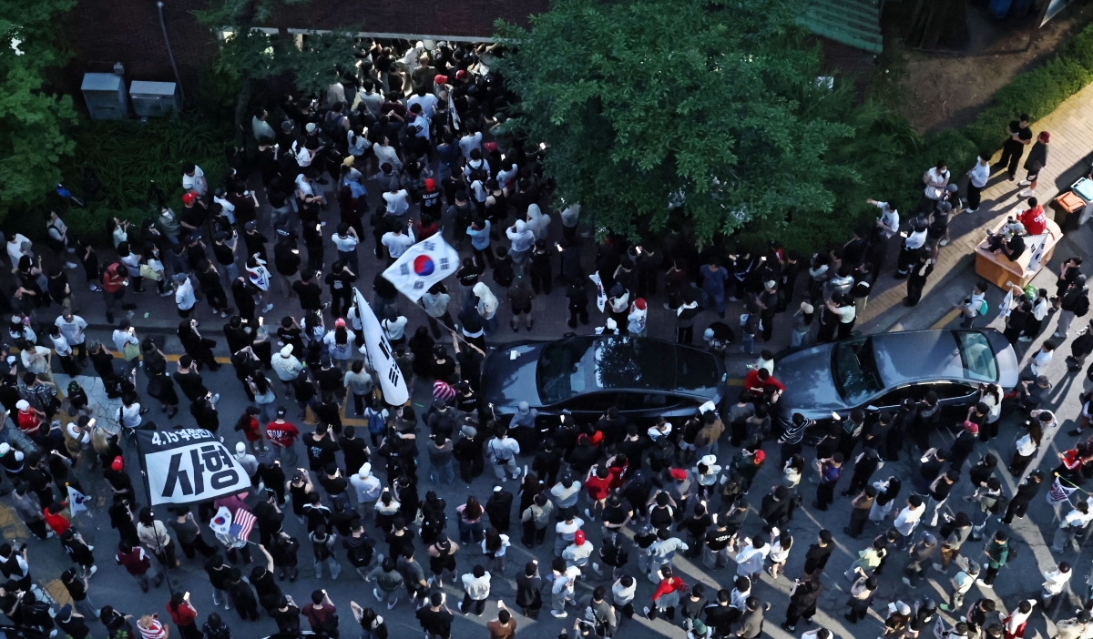 4일 제9회 전국동시지방선거 및 국회의원 재·보궐선거 투표용지 부족으로 투표 시간이 오후 10시까지 연장됐던 서울 송파구 잠실7동 제2투표소 앞에서 투표함 반출에 반대하는 시민들이 밤새 구호를 외치고 있다. 2026.6.4 연합뉴스