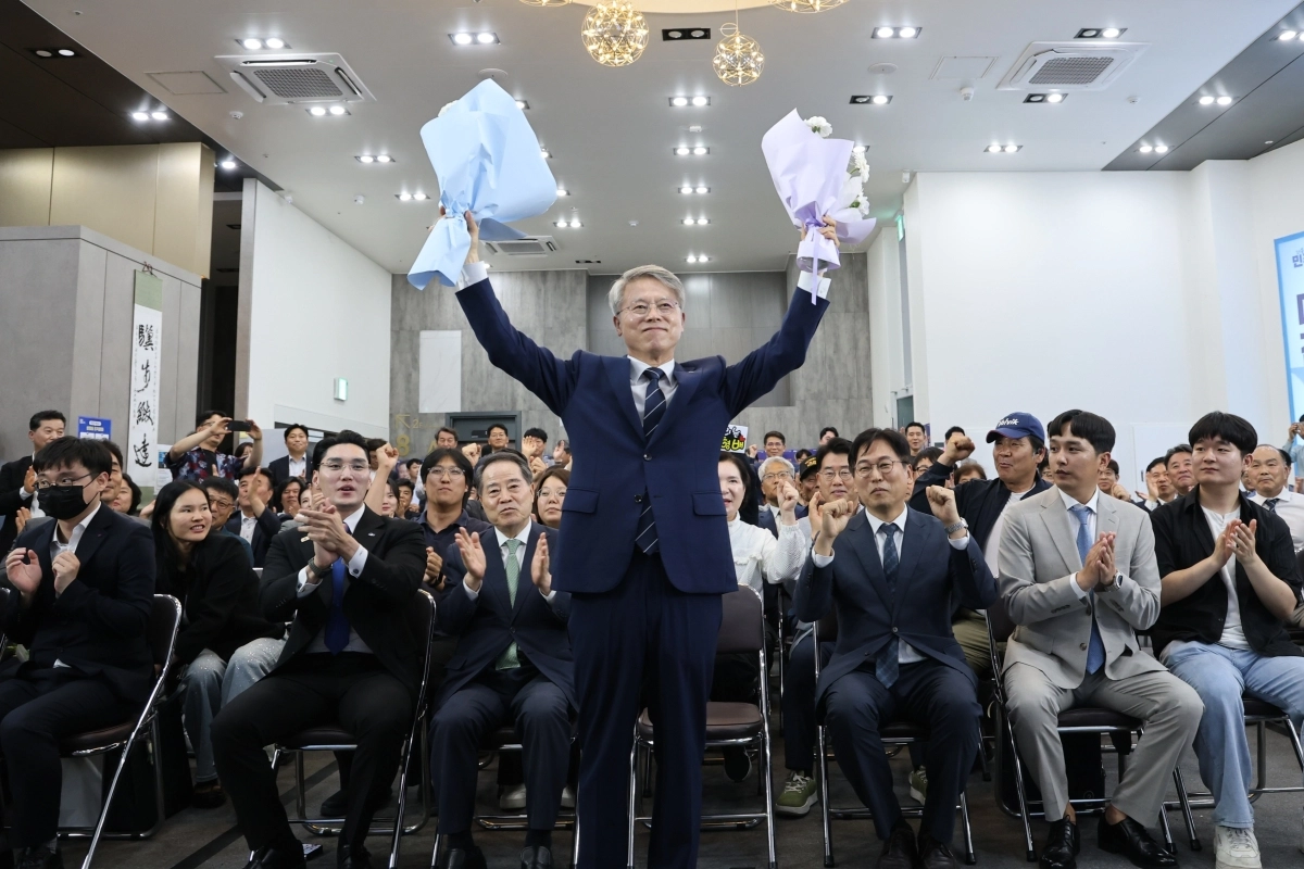 민형배 더불어민주당 전남광주통합특별시장 후보가 3일 밤 광주 서구 마륵동에 있는 선거사무소에서 당선이 확정되자 꽃다발을 들고 환호하고 있다. 민형배 선거사무소 제공