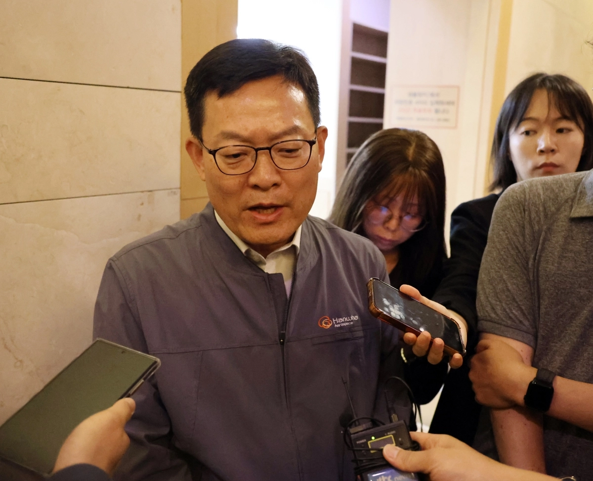 한화에어로스페이스 대전사업장 폭발 사고 사망자의 신원확인이 완료된 3일 오전 손재일 한화에어로스페이스 대표가 대전 유성구의 한 병원 장례식장에서 유가족을 두 차례 만난 뒤 취재진에게 발언하고 있다. 2026.6.3 연합뉴스