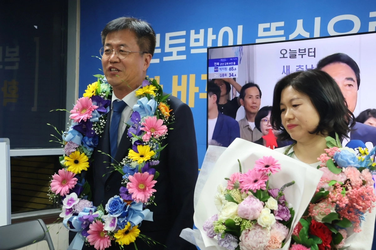 조유진(왼쪽) 더불어민주당 서울 영등포구청장 후보가 당선이 확실시된 4일 새벽 서울 영등포구 영등포동에 마련된 선거사무실에서 꽃목걸이를 걸고 세리머니를 하고 있다. 캠프 제공