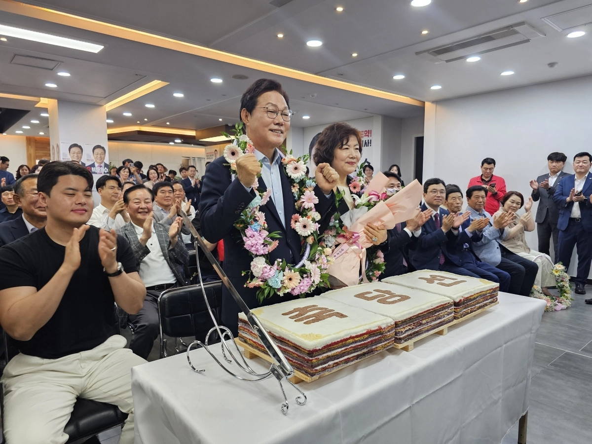 국민의힘 박완수 경남도지사 당선인이 4일 오전 캠프에서 당선 세레머니를 하고 있다. 2026.6.4. 독자 제공