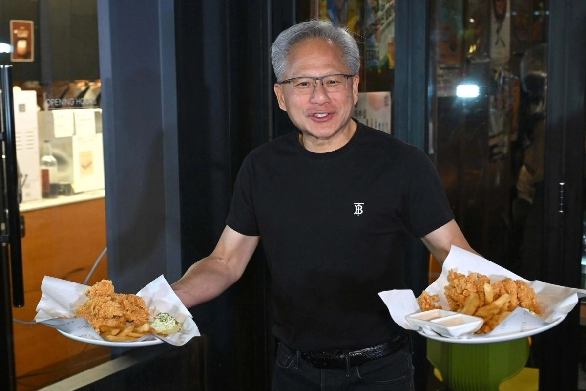 치킨 든 젠슨 황 엔비디아 최고경영자