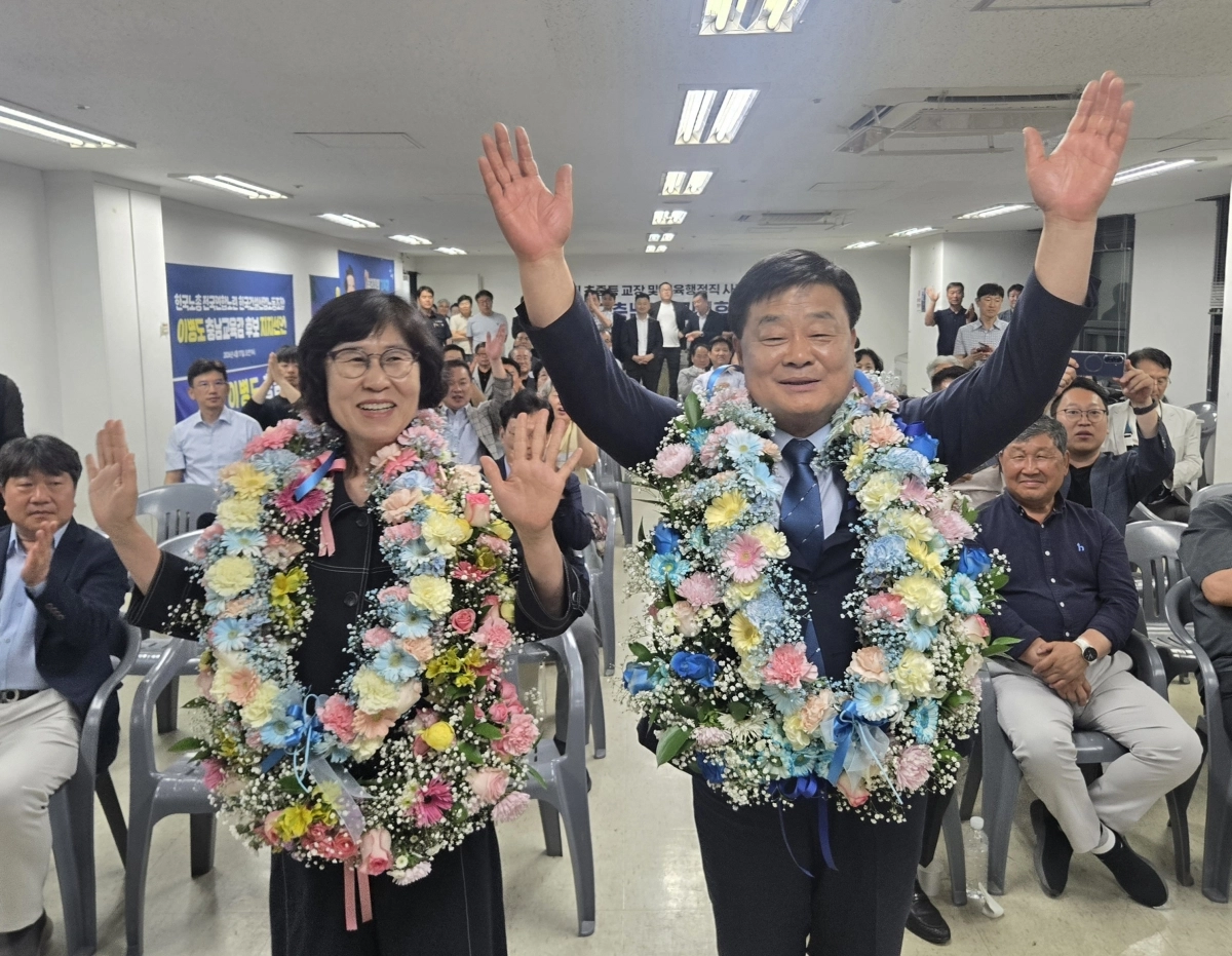 당선 축하 받은  이병도 충남교육감 후보. 이종익 기자