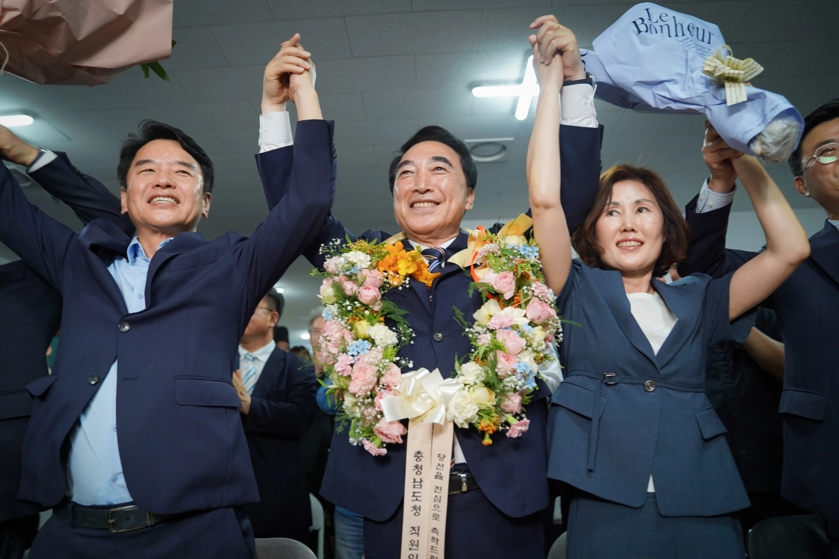 박수현 민주당 충남도지사 후보가 당선이 확정된 후 축하받고 있다. 박 후보 캠프 제공