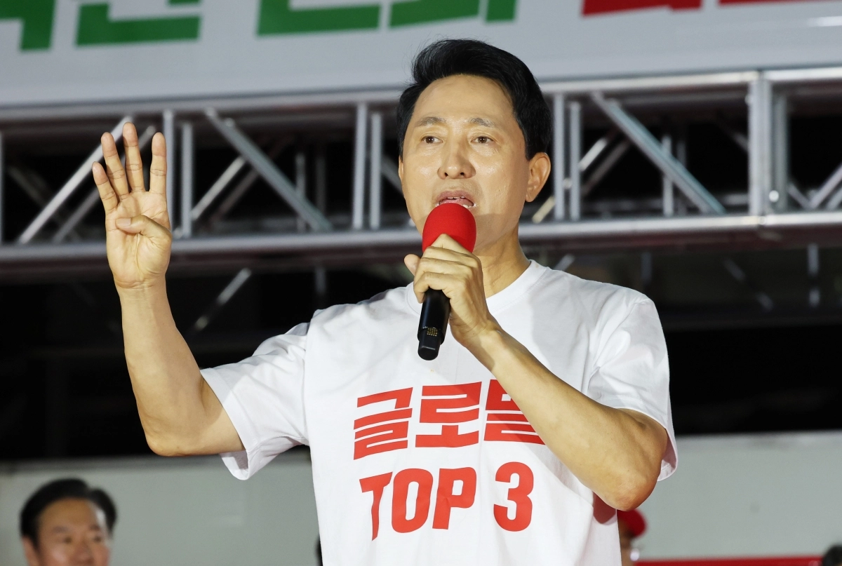 오세훈 국민의힘 서울시장 후보가 2일 서울 서대문구 신촌역 스타광장에서 열린 파이널 유세에서 지지를 호소하고 있다. 2026.6.2 뉴스1
