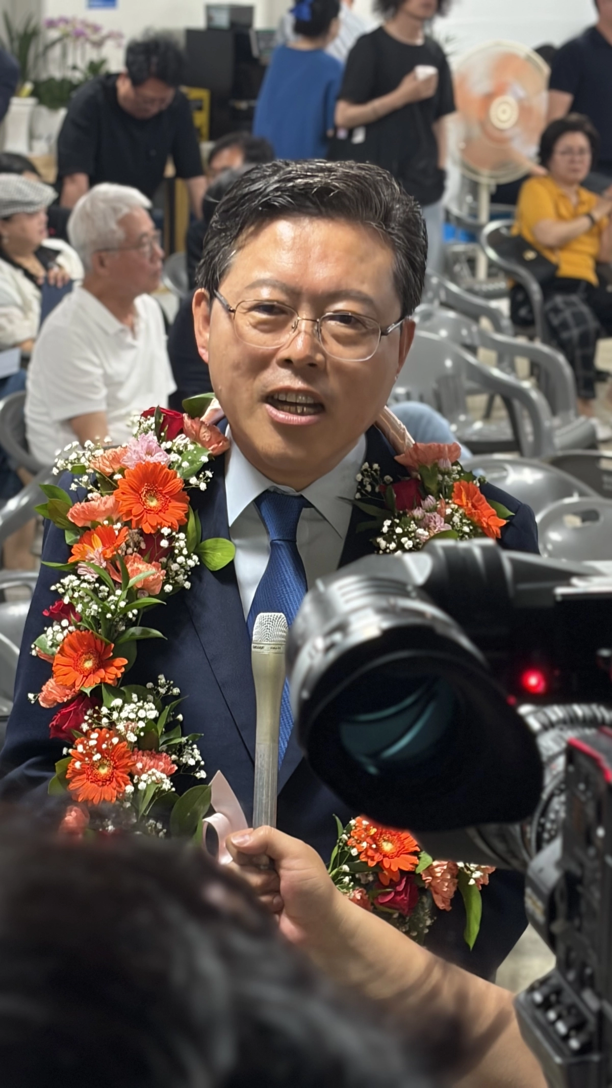 장기수 민주당 천안시장 후보가 당선이 확정된 후 언론 인터뷰를 하고 있다. 장 후보 캠프 제공