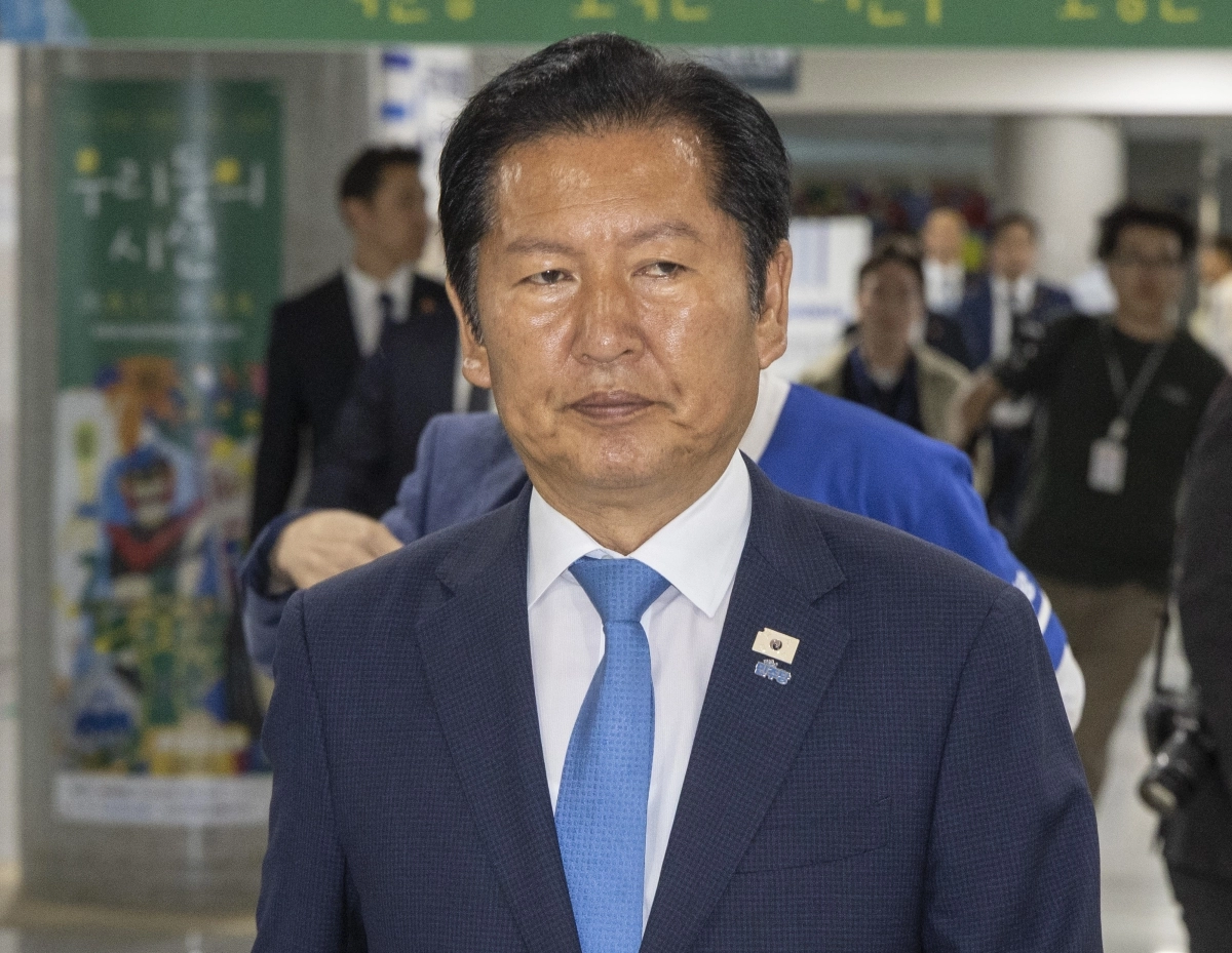 출구조사 결과보고 개표 상황실 떠나는 민주당 정청래 총괄상임선대위원장