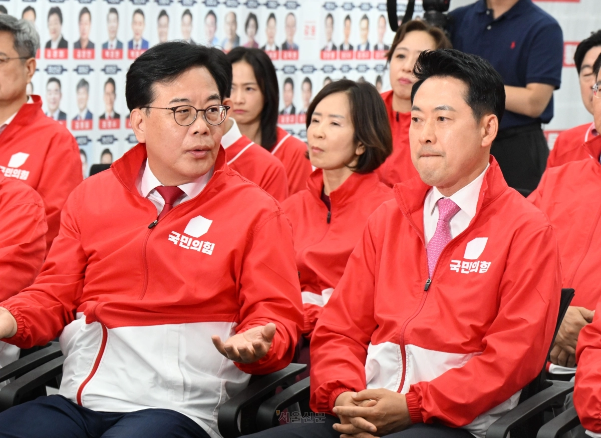 장동혁 국민의힘 상임선거대책위원장과 송언석 공동선대위원장 등 공동선대위원장들이 3일 여의도 당사에 마련된 국민의힘 개표 상황실에서 제9회 전국동시지방선거 및 6.3 국회의원 재보궐선거 방송사 출구조사 결과를 보고 있다. 국회사진기자단
