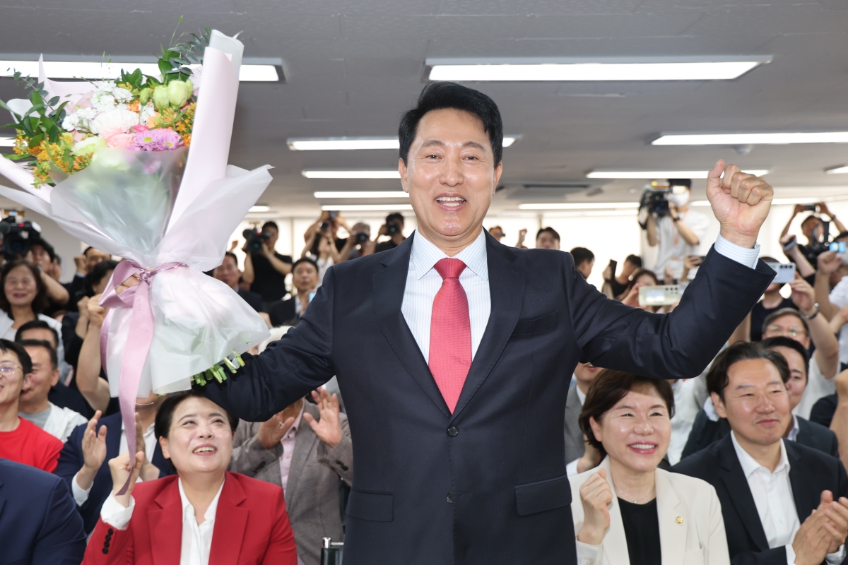 6·3 지방선거에서 서울시장 당선이 사실상 확정된 국민의힘 오세훈 후보가 제9회 전국동시지방선거일 다음날인 4일 서울 종로구 대왕빌딩에 마련된 선거사무소에서 꽃다발을 들고 기뻐하고 있다. 2026.6.4 연합뉴스