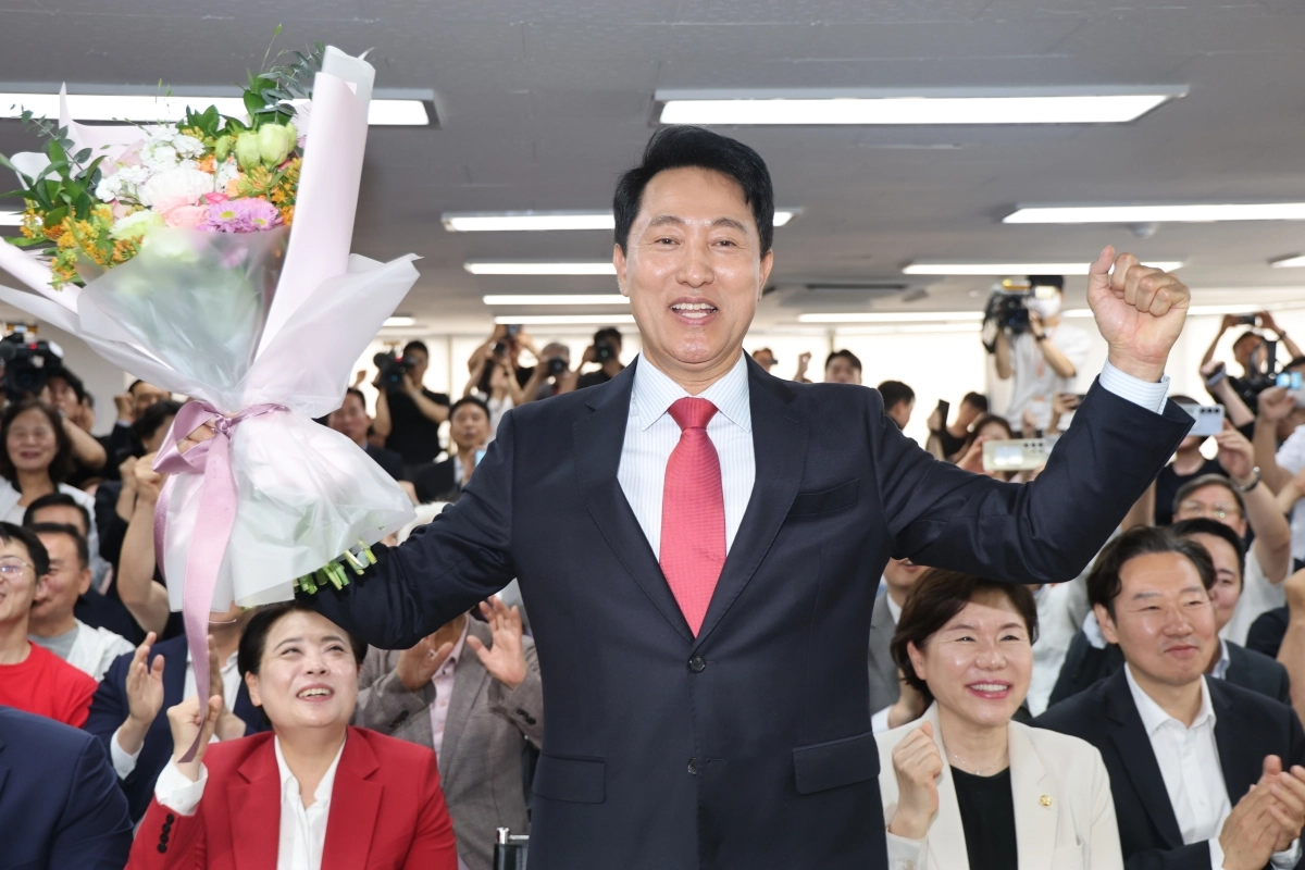 6·3 지방선거에서 서울시장 당선이 사실상 확정된 국민의힘 오세훈 후보가 제9회 전국동시지방선거일 다음날인 4일 서울 종로구 대왕빌딩에 마련된 선거사무소에서 꽃다발을 들고 기뻐하고 있다. 2026.6.4 연합뉴스