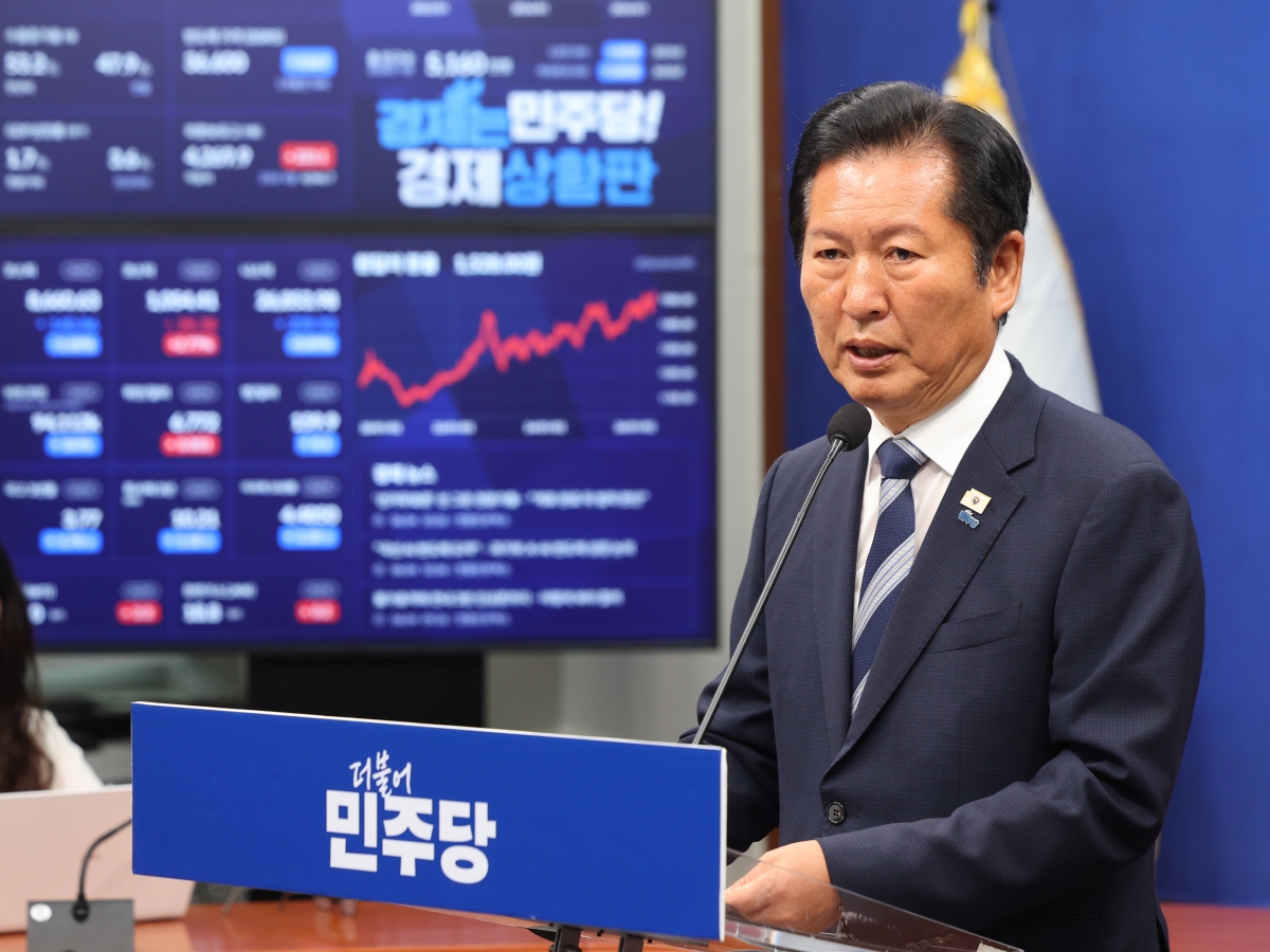 6·3지방선거 결과 관련 기자회견 하는 정청래 대표