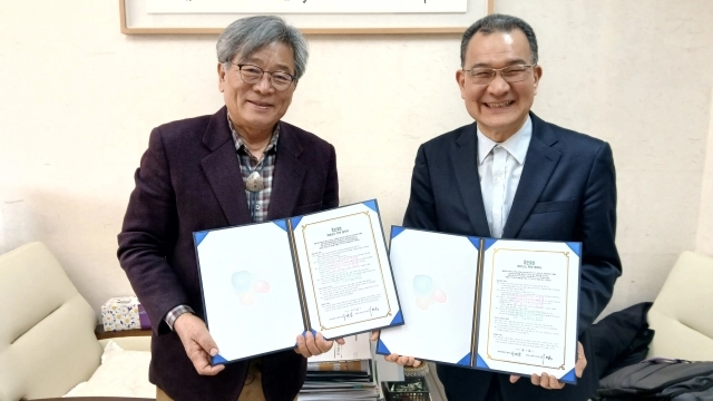 안동시의회 이재갑(왼쪽) 의원이 지난 3월 이형용 거버넌스센터 이사장과 ‘2026 거버넌스 협약 1호’를 체결했다. 거버넌스센터 제공