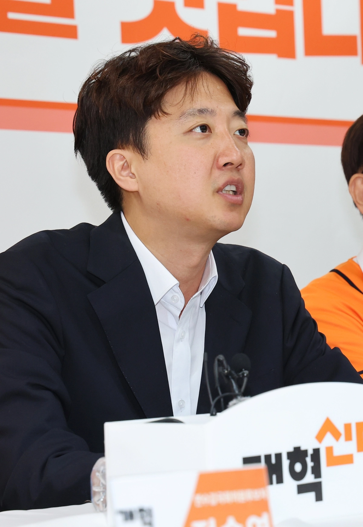 이준석 개혁신당 대표가 1일 정승연 인천 연수갑 국회의원 보궐선거 후보 선거사무실에서 열린 인천 현장 선거대책위원회의에서 발언하고 있다. 연합뉴스