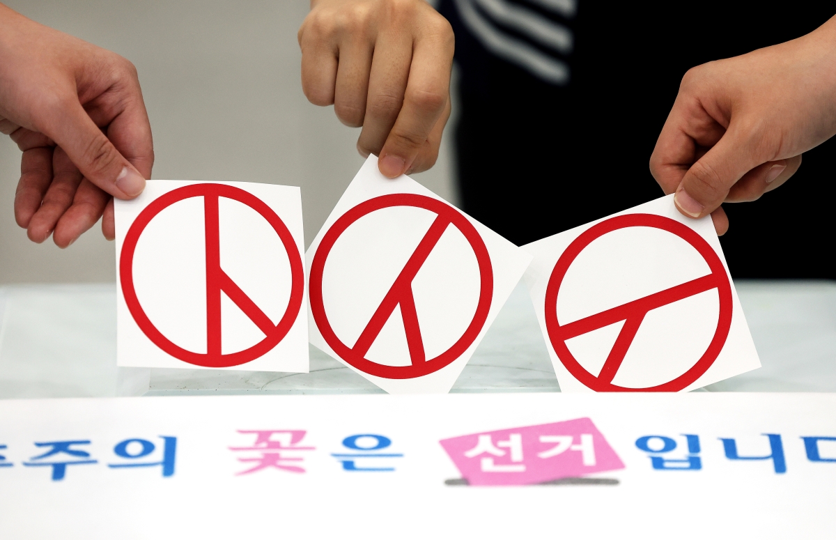전국동시지방선거 하루 전날인 2일 광주 북구 용봉동 제4투표소(전남대학교 용지관 컨벤션홀)에서 투표사무원들이 투표소를 설치 시연하고 있다. 기사 본문 내용과 관련 없는 사진. 2026.6.2 광주 부구 제공