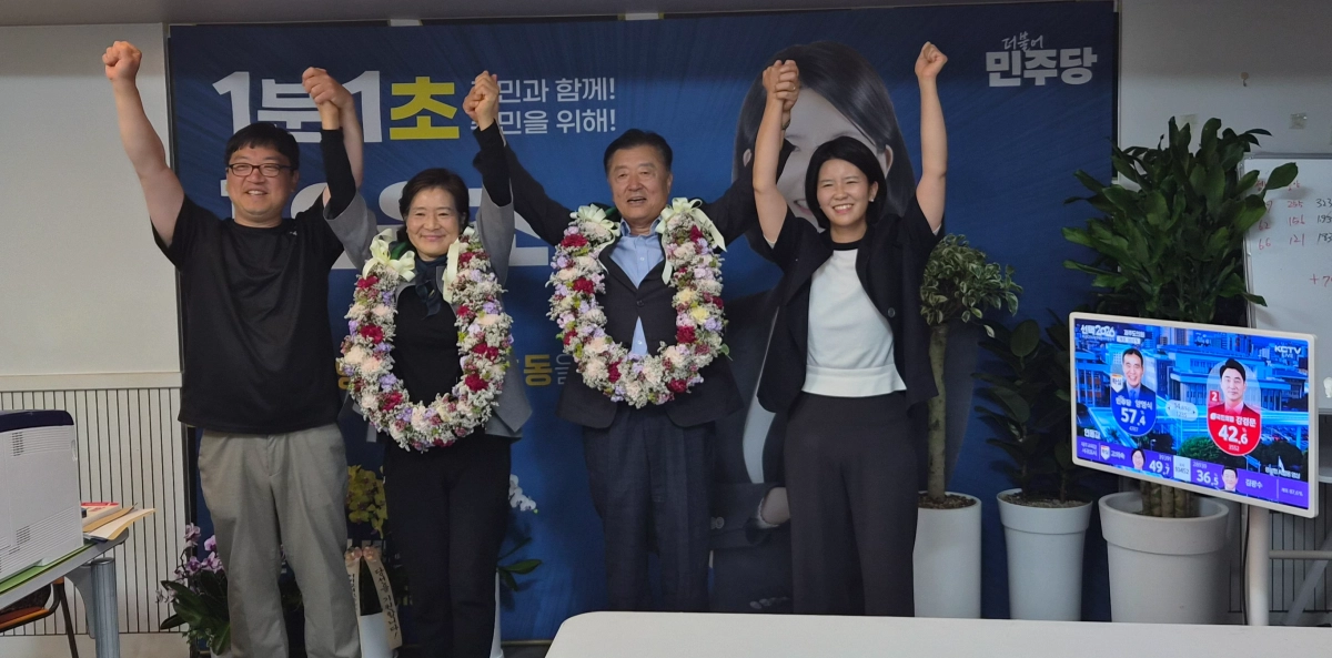 오은초 제주도의원 당선인이 부모와 남편과 함께 당선된 뒤 축하 세리머니를 하고 있다. 당선인 선거캠프 제공