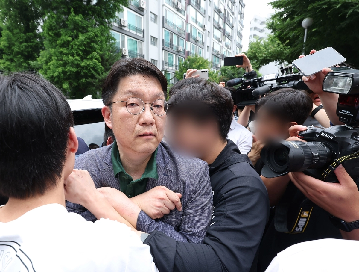 투표함 반출 막힌 송파 투표소 찾은 서울선관위 사무처장