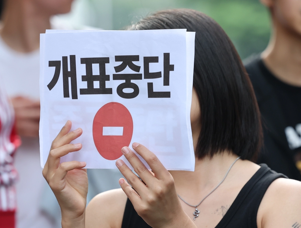 밤새 이어진 ‘개표 중단’ 요구