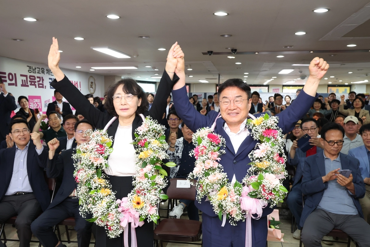 경남도교육감 권순기 당선인과 아내 김윤희 씨가 4일 오전 자신의 선거 사무소에서 당선이 확정되자 기뻐하고 있다. 2026.6.4. 연합뉴스