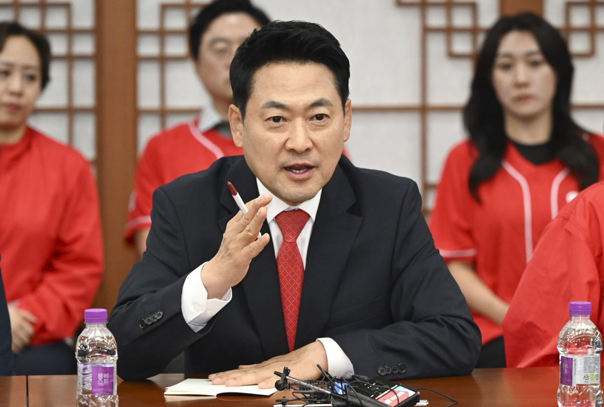 장동혁 국민의힘 대표가 3일 서울 송파구 등 일부 지역에서 발생한 투표용지 부족 사태와 관련해 경기 과천시 중앙선거관리위원회를 방문, 허철훈 사무총장을 향해 항의하고 있다. 이지훈 기자