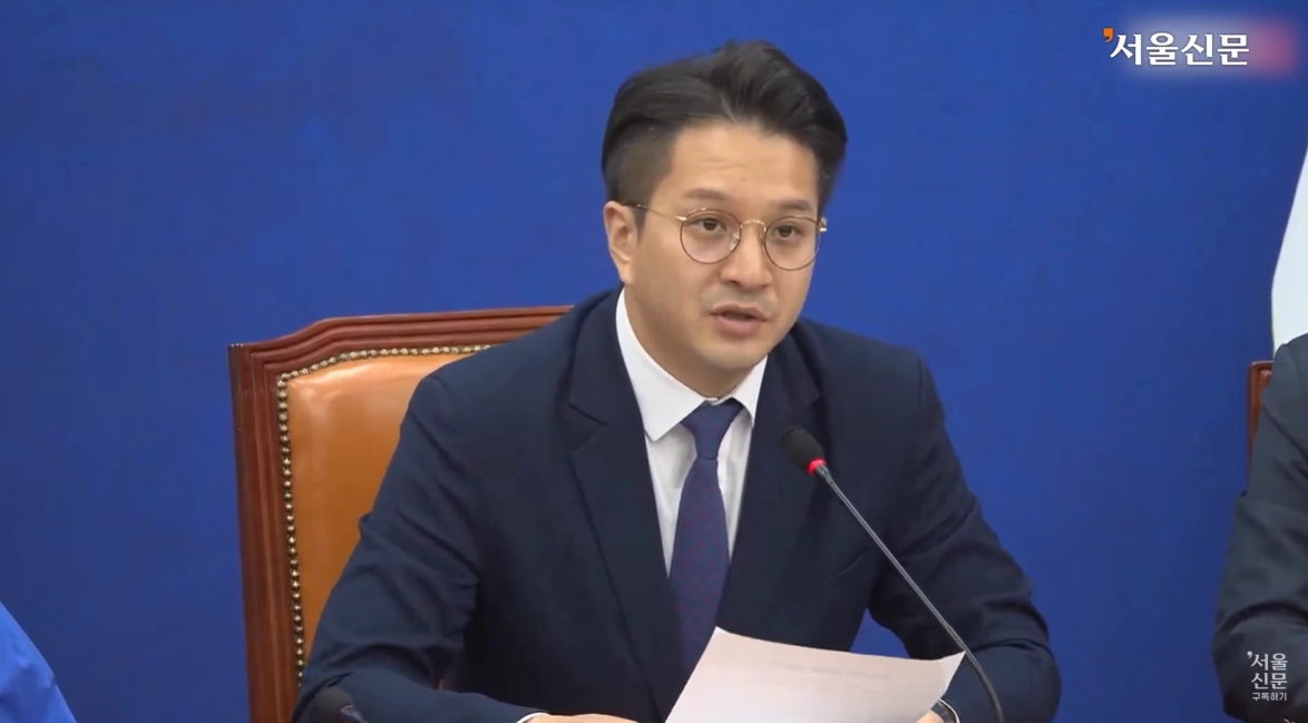 전용기 더불어민주당 원내소통수석부대표는 4일 국민의힘이 6·3 지방선거 도중 발생한 ‘투표용지 부족’ 사태와 관련해 개표 중단과 재선거를 주장한 데 대해 “서울시장 선거 이후인 지금은 뭐라고 할 건가. 입장을 밝혀달라”고 말했다. 서울신문 유튜브 캡처