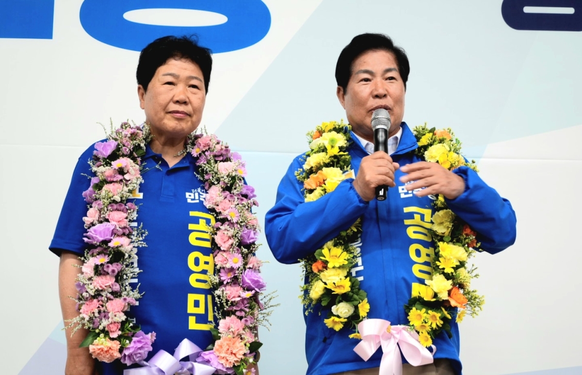 재선에 성공한 공영민 고흥군수가 부인과 함께 지지자들에게 고마움을 전하고 있다.