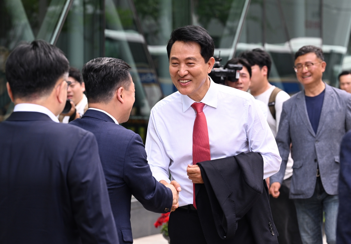 오세훈 서울시장 당선인이 4일 서울시청에서 직원들과 인사하고 있다. 2026.6.4 도준석 전문기자
