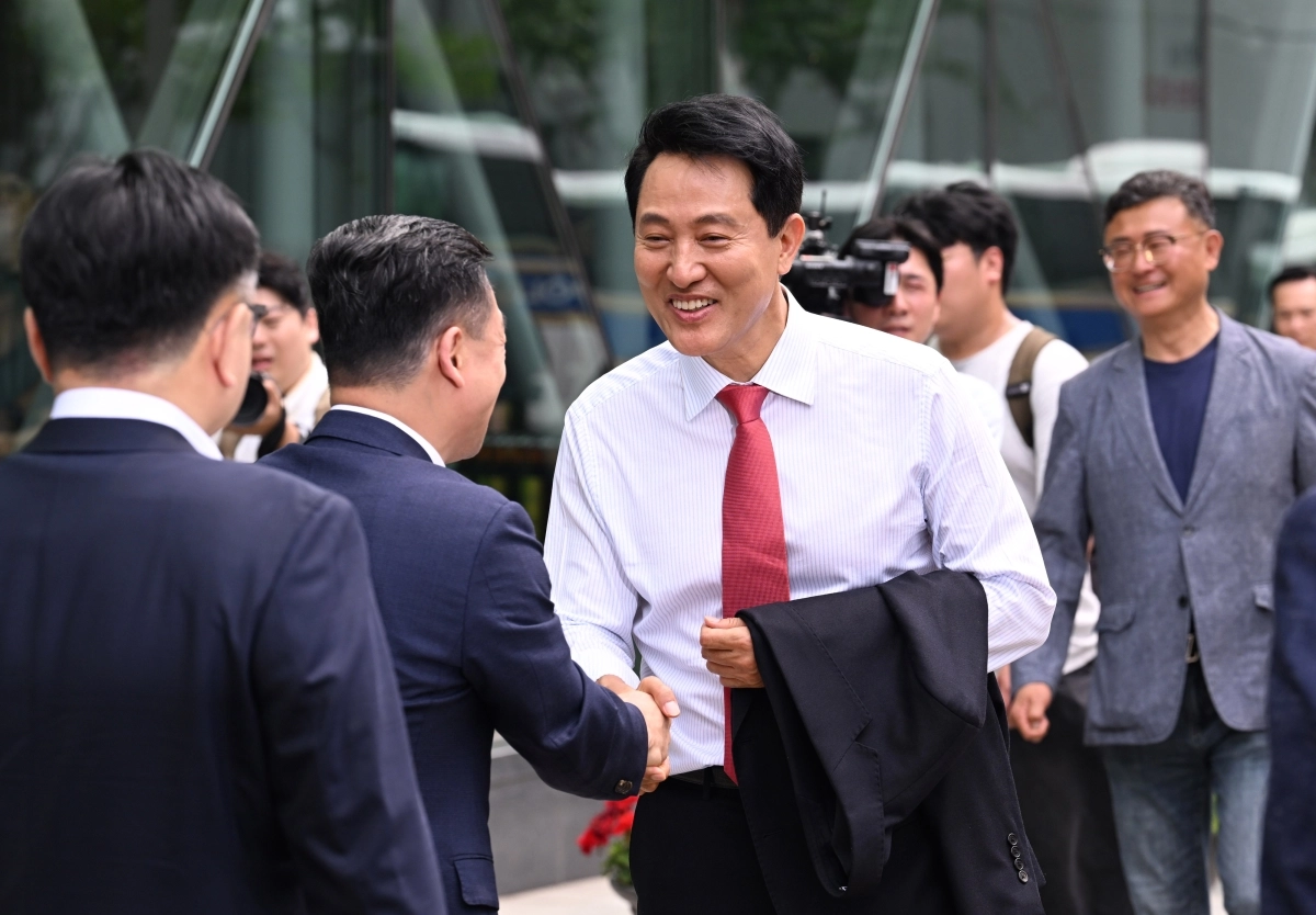 오세훈 서울시장 당선인이 4일 서울시청에서 직원들과 인사하고 있다. 2026.6.4 도준석 전문기자
