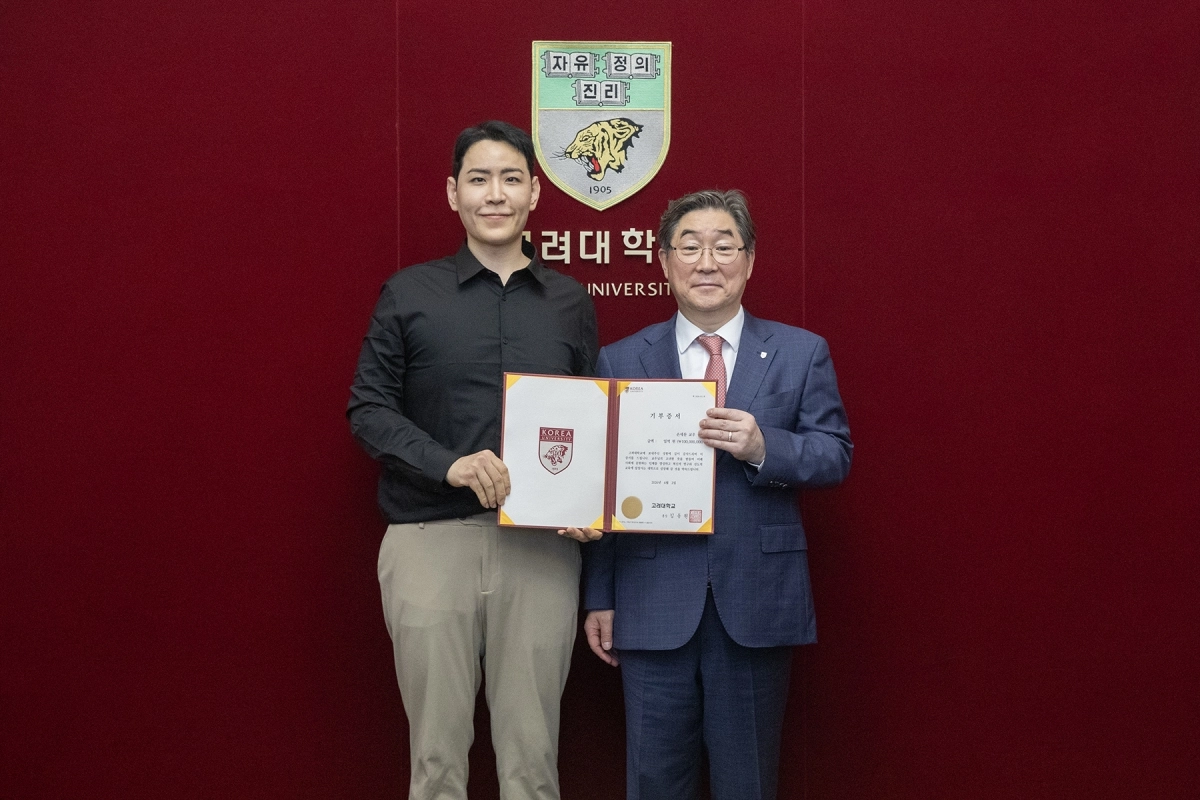 고려대 졸업생 손세찬(왼쪽)씨가 지난 2일 서울 성북구 고려대 본관 총장실에서 장학기금 기부식을 가진 뒤 김동원 총장과 기념촬영하고 있다. 고려대 제공
