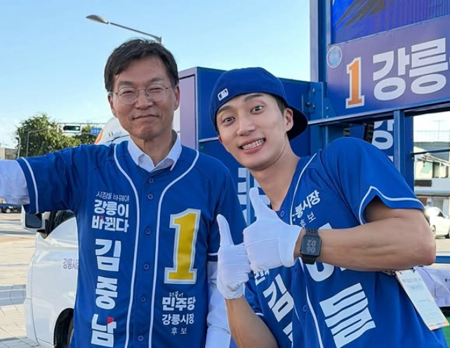 제9회 전국동시지방선거 강릉시장 선거에서 김중남 더불어민주당 후보(왼쪽)가 민주당 계열 후보로는 처음으로 강릉시장에 당선된 가운데, 김 당선인의 아들인 가수 프롬트웬티(본명 김래환·34)의 ‘아빠 사랑’이 눈길을 끌고 있다. 인스타그램 캡처