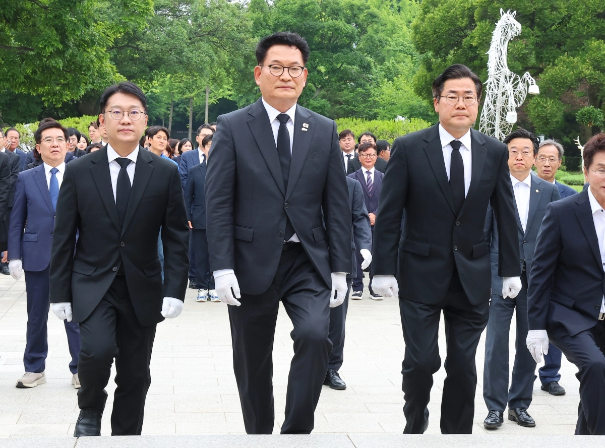 제9회 전국동시지방선거 및 국회의원 재·보궐선거 더불어민주당 박찬대 인천시장 당선인(오른쪽부터)과 송영길 연수갑, 김남준 계양을 국회의원 보궐선거 당선인이 4일 오전 인천 미추홀구 수봉공원 현충탑 참배를 위해 이동하고 있다. 2026.6.4 연합뉴스