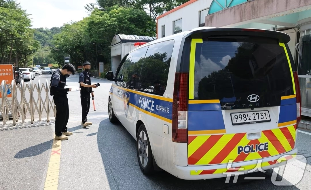 경찰과 노동 당국이 4일 7명의 사상자가 발생한 한화에어로스페이스 대전사업장에 대한 압수수색을 하기 위해 공장으로 진입하고 있다. 대전 뉴스1