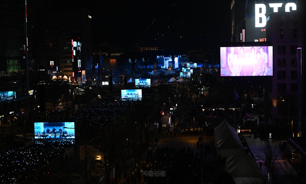 3년 9개월 만에 완전체로 복귀하는 방탄소년단(BTS)의 ‘BTS 컴백 라이브: ARIRANG’ 공연이 21일 서울 중구 프레스센터 서울신문 광고판에 BTS 영상이 송출되고 있다. 2026.3.21 홍윤기 기자