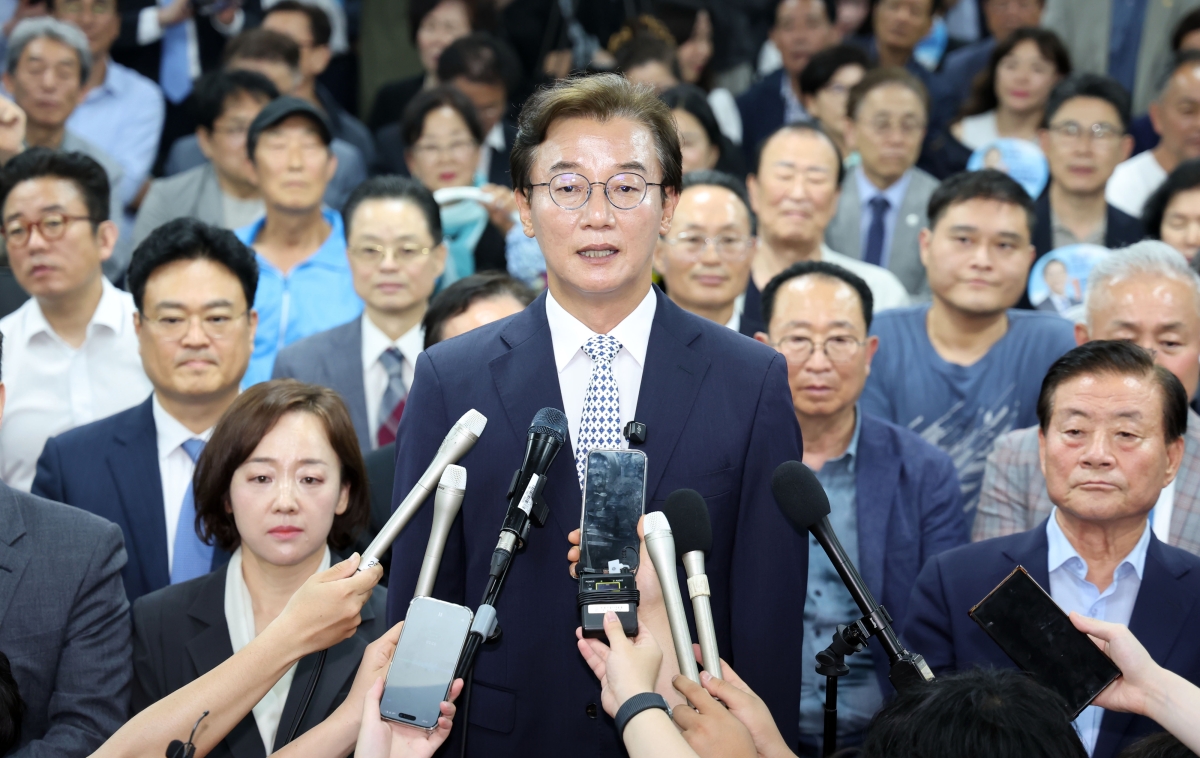 전재수 더불어민주당 부산시장 당선인이 4일 부산 부산진구 선거사무소에서 당선이 확실시 된 이후 인터뷰를 하고 있다. 연합뉴스