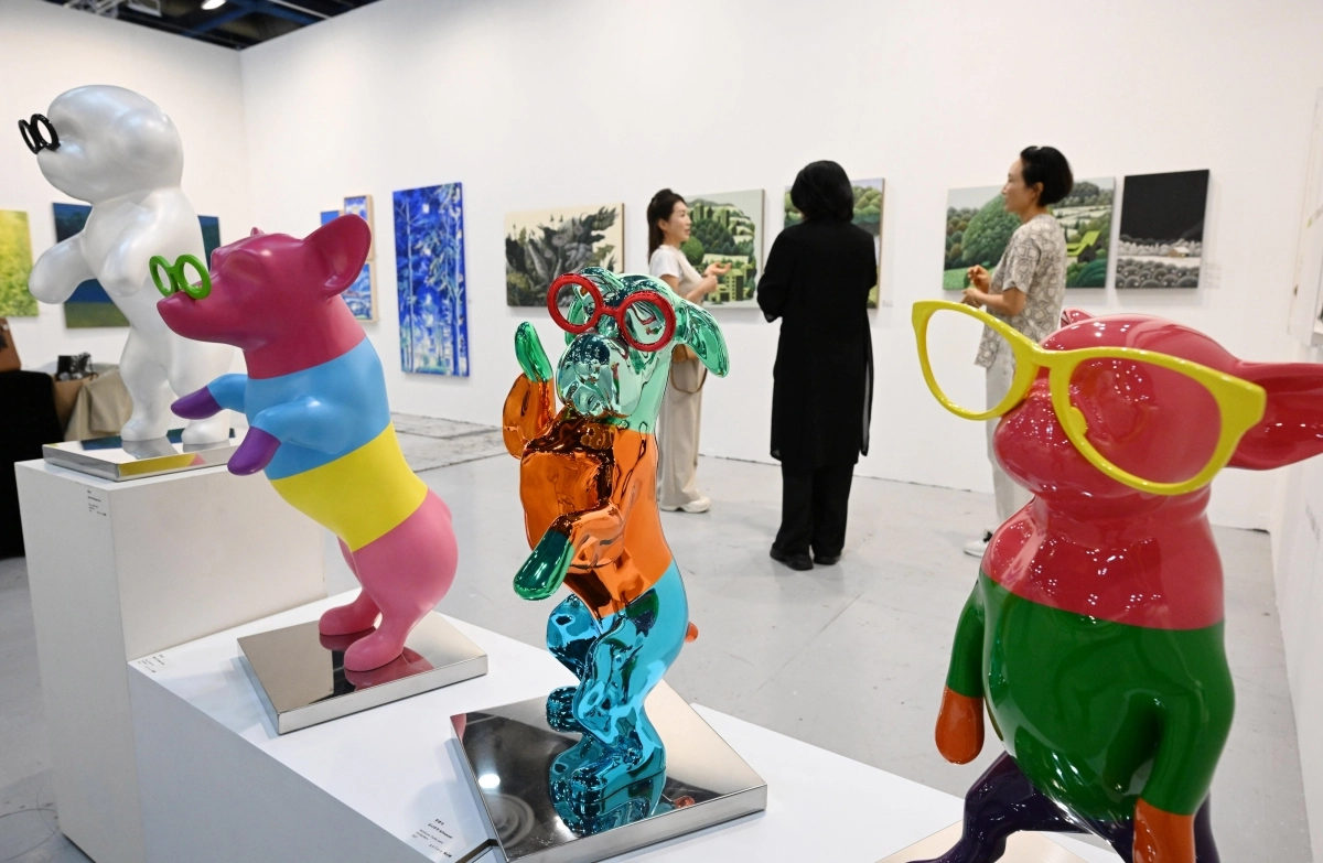 4일 서울 삼성동 코엑스에서 열린 ‘조형아트서울2026’을 찾은 사람들이 전시를 관람하고 있다. 2026.6.4 도준석 전문기자