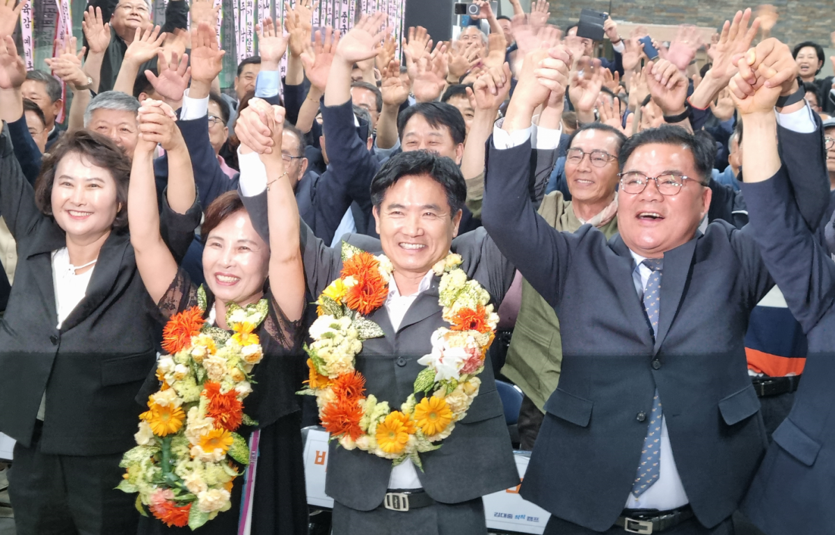 김대중(가운데) 전남광주통합특별시 교육감 후보가 3일 오후 광주 서구 자신의 선거사무소에서 지지자들로부터 당선소식을 축하받으며 기념사진을 촬영하고 있다.